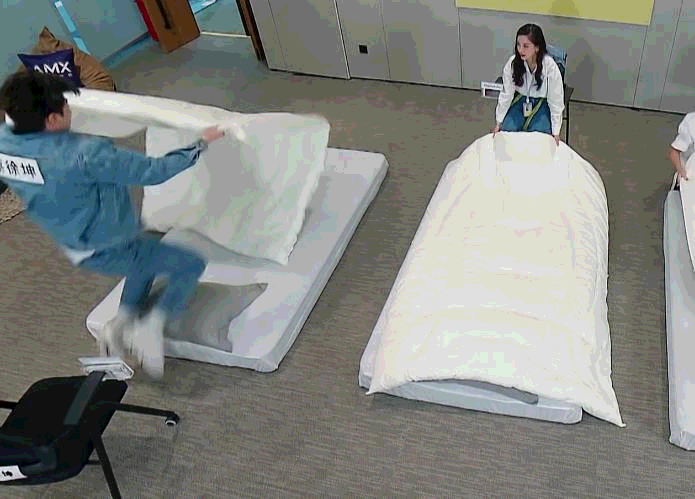 回归,蔡徐坤被电击表情管理到位,钻被窝速度才叫绝|奔跑吧9|蔡徐坤|搭