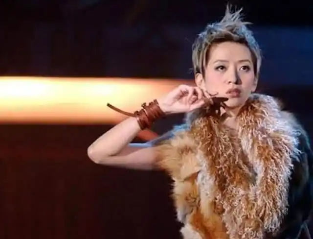 告别演唱会梅艳芳穿尿布硬撑唱完穿上婚纱说这段话时粉丝泪目