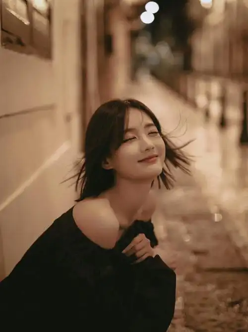 李一桐夜色氛围感大片##李一桐黑色一字肩