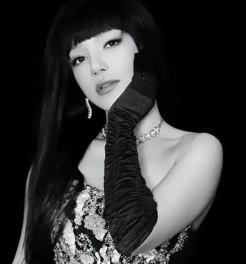 回顾超女冠军江映蓉因整容失败像怪物全身只剩眼珠是自己的