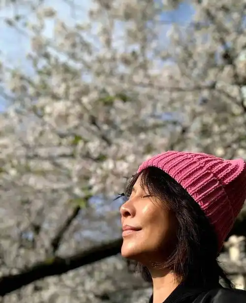 刘嘉玲大方晒素颜照不惧暴露年龄自信超同龄明星引网友点赞