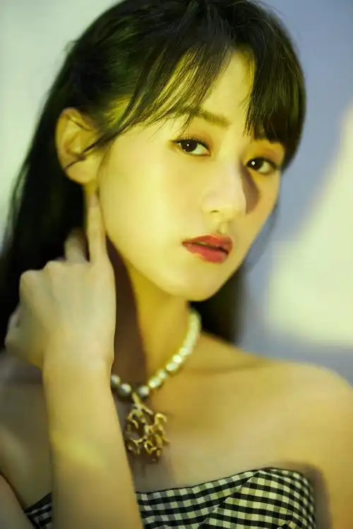 袁冰妍格子裙温婉写真图片