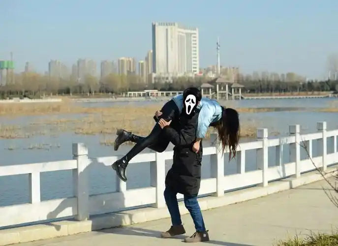 95后小情侣周口公园花式秀恩爱,全程被拍!