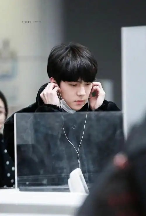 光看耳机就知道是吴世勋##exo机场生图