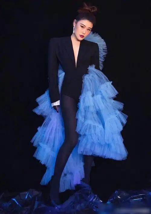 袁娅维穿括号裙秀肉肉腿看清效果比细杆腿美太多