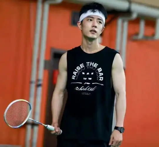 肖战打网球潜水冲浪vlog#肖战最新运动vlog,打网球,健身房训练,崭个