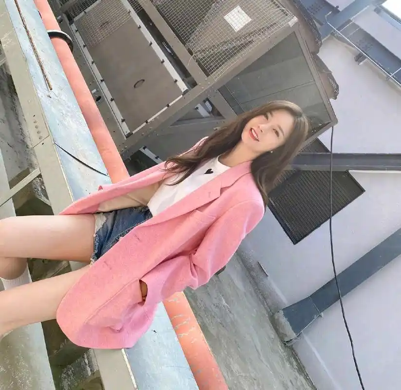 沈梦辰把粉色西装穿出了时尚感,搭配牛仔裤很高级,甜美又减龄
