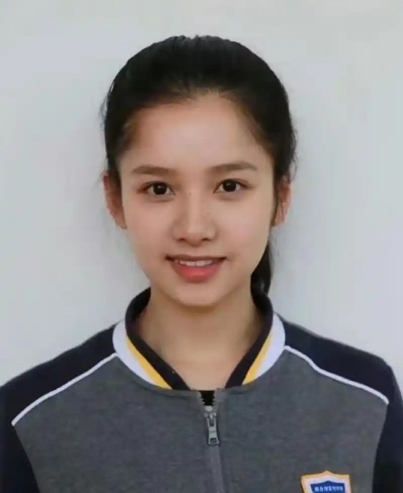 看到张婧仪高中时期的旧照不得不感叹,果然是校花的魅力