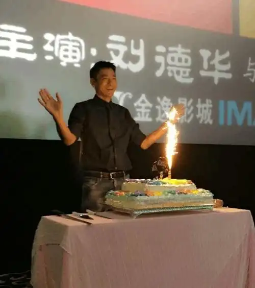 刘德华56岁生日,几张图片致敬不老男神,最后一张太珍贵