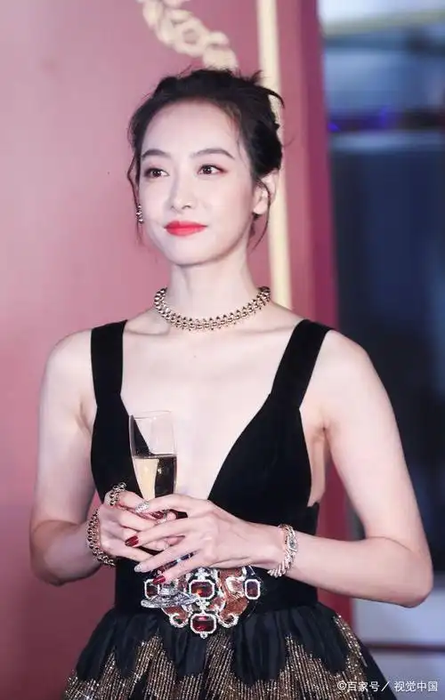 宋茜皮肤雪白生图颜值能打似傲娇公主,穿深v长裙大秀事业线