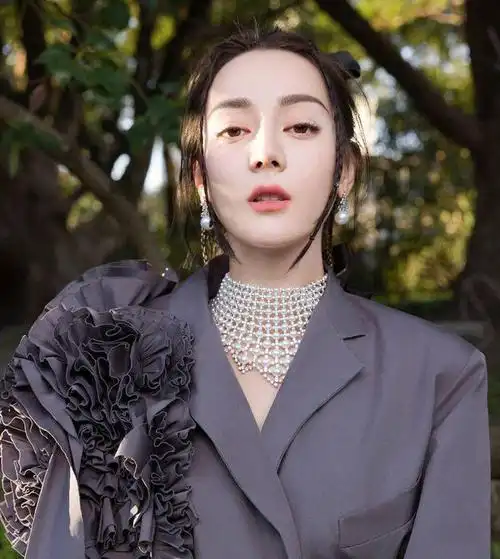 热巴时尚大片曝光身穿黑色抹胸裙俏皮可爱