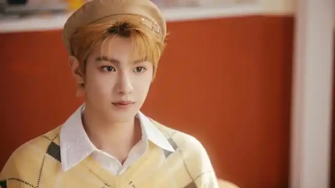 黄明昊小黄蛋#  你的可爱小黄蛋justin上线  奶黄小贾可爱治愈萌涣怂