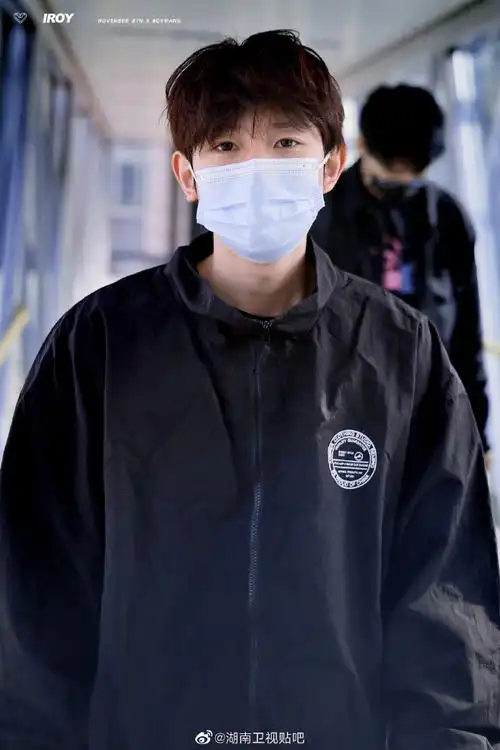 王源机场鸡窝头发型##王源客厅狂欢巡演