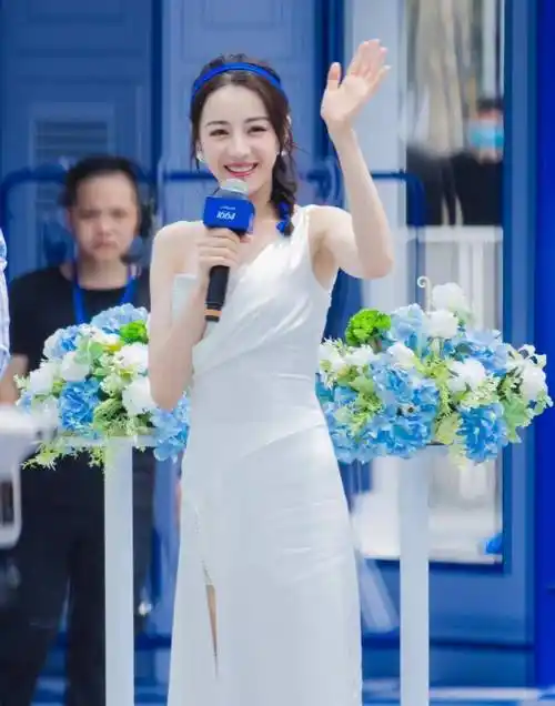 迪丽热巴本人身高168公分,身材比例已经很完美了.她还穿了