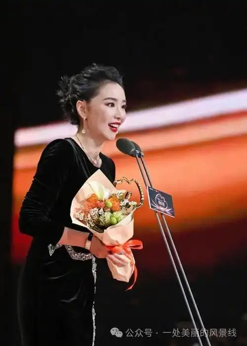 黄渤颁奖礼上献唱《分猪肉》,感谢主办方创意,赞名字鼓励大家.