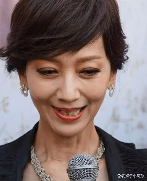 一位亲眼见过赵雅芝的网友分享了一张她的实拍照,照片显示,赵雅芝的