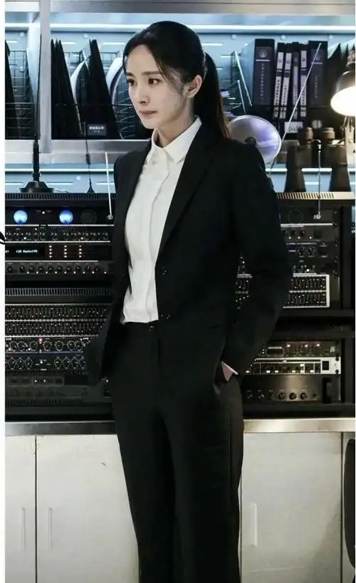 刘诗诗超有范的职业装