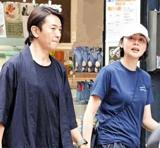 蒙嘉慧和郑伊健在2013年结为连理,他们的爱情故事经历了漫长的时间