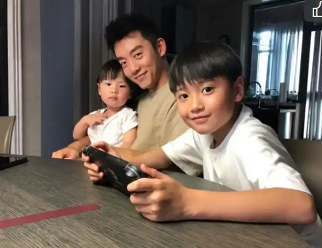 郑恺嗮带娃照片称带娃高手,网友起哄:赶紧生一个