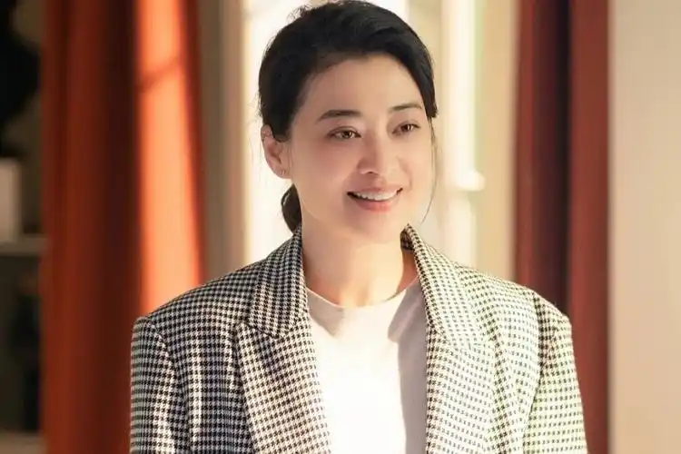 梅婷,则以观众公认的好演技,向观众展示了一名心外科医生的坚毅和担当