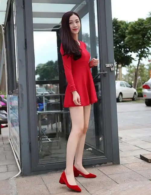 红色高跟鞋搭配时尚有女人味