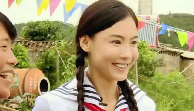 后来又被周星驰发掘,出演喜剧片《喜剧之王》,凭借在