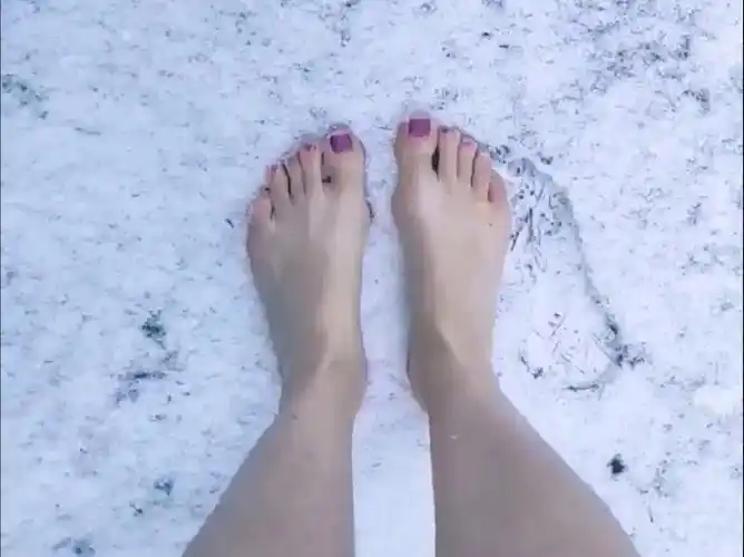 小姐姐雪地光脚