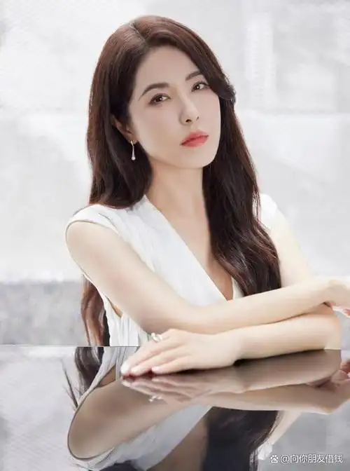 在这组照片中,曾黎展现出了她的美丽与百变.