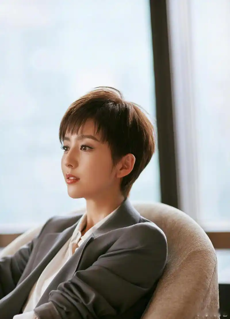 霸道女总裁佟丽娅 上线!