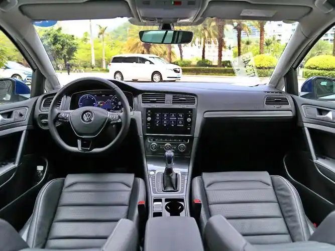 电动的高尔夫内饰还不错,还是大众味… 查看本楼