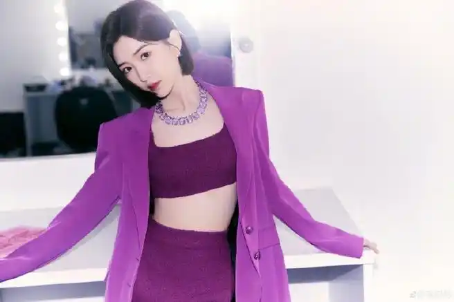 毛晓彤紫色西装造型写真