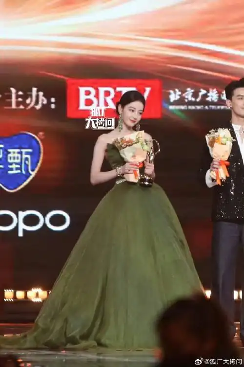 吴磊差点把迪丽热巴奖杯拿走了