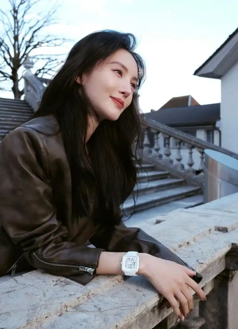 金晨晒街拍私服穿搭,穿咖色皮衣搭配黑色喇叭裤,脚踩英伦范单鞋,又酷