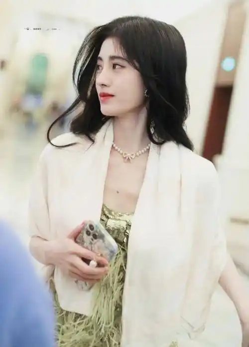 鞠婧祎创4路透图:绿色短裙配珍珠项链白外套尽显温柔_体重_杨幂_因为