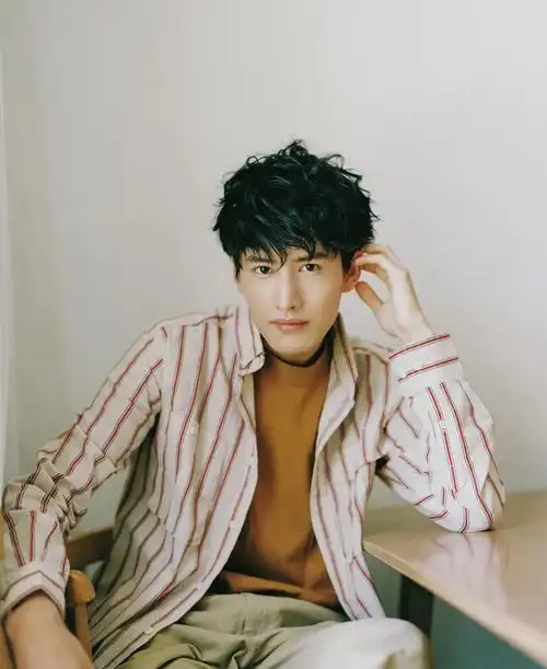 赵越学院风写真曝光 尽显青春男孩本质