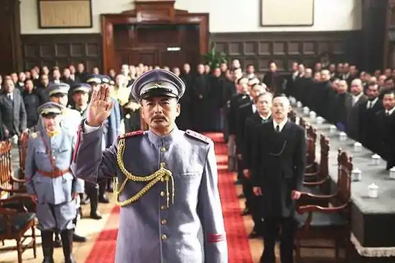 袁世凯花80万两做了两件龙袍可他不敢穿一件送人一件带进棺材