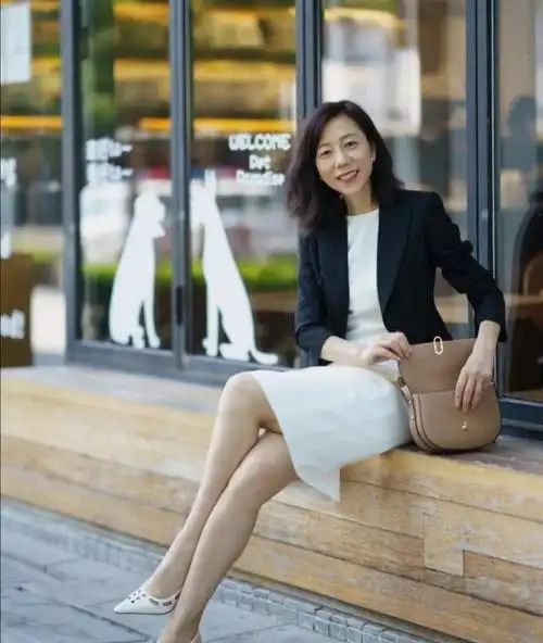 五十岁颜值普通的女人,学学这位博主的穿搭,不掉档次又有品位 第6张