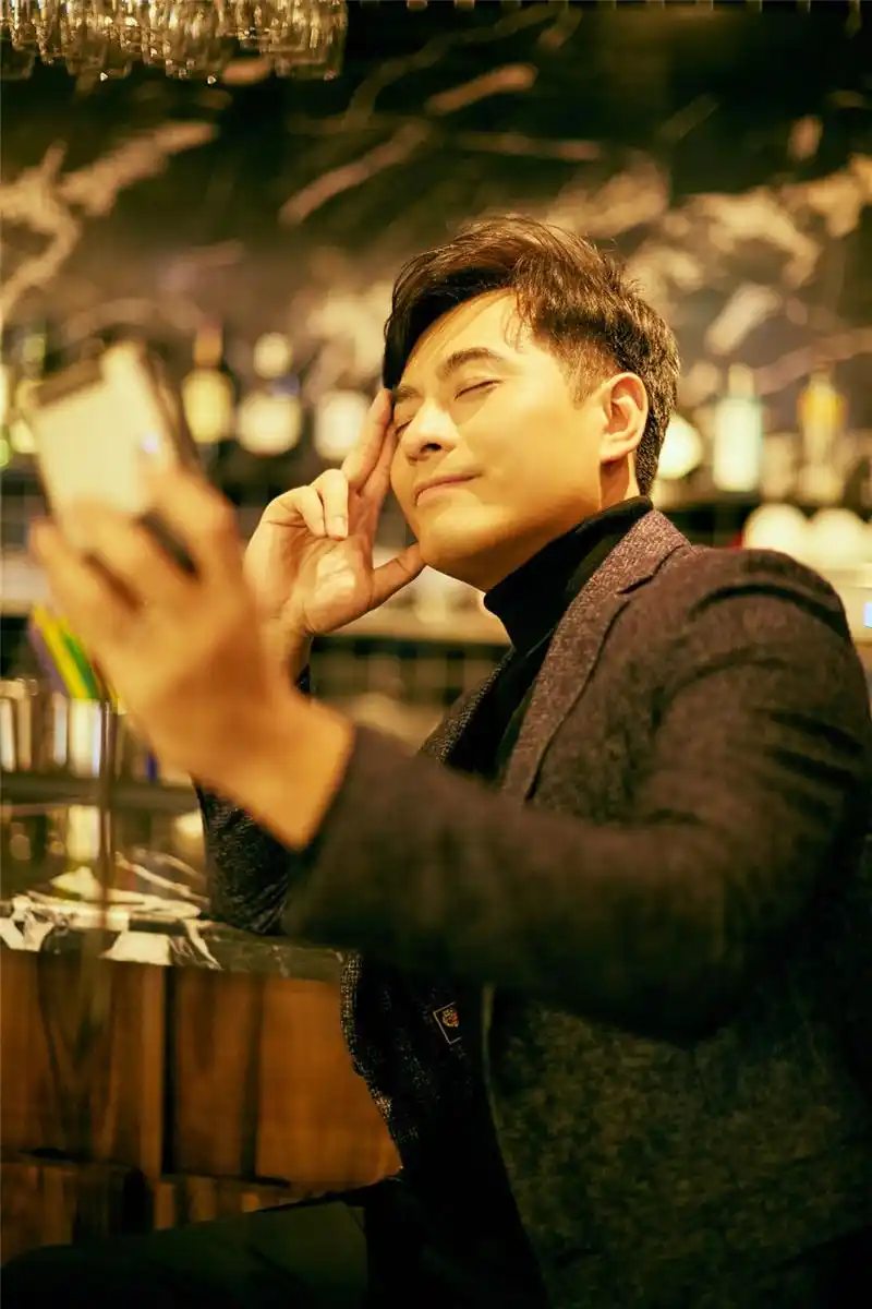 时尚小叔陈龙写真曝光 拥有暖眸的佛系演员