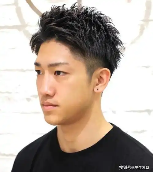 男生不要留"过耳"发型了,这4款短发干净帅气,很适合天热剪