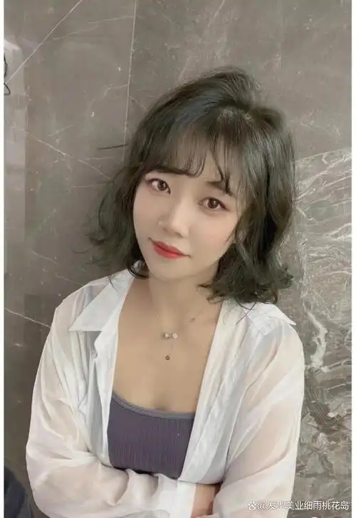 也特别推荐喜欢烫发的女生,可以去尝试一下,烫过之后的整体发型层次感