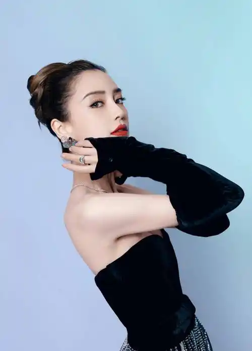 这次杨颖的造型比较大胆,以一身黑色深v透视抹胸薄纱长裙现身,加上