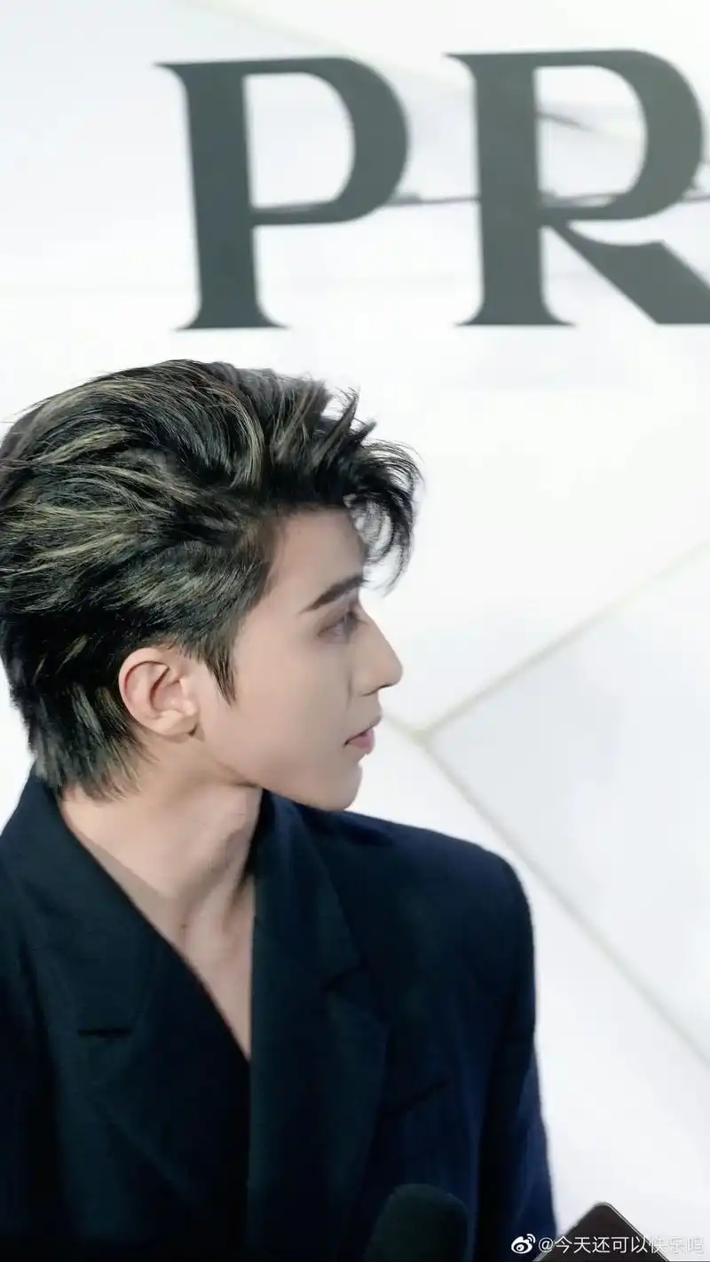 蔡徐坤 #霸总氛围感 #完美侧颜杀 #可狼可奶 #小说男主 - 抖音