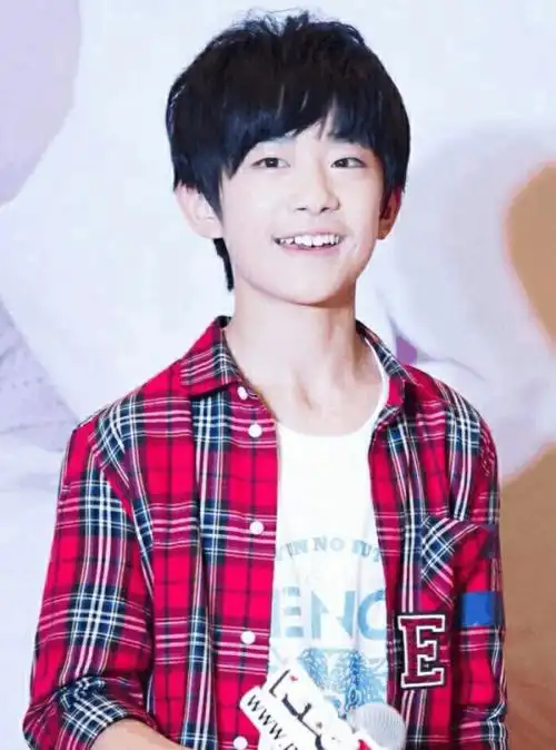 易烊千玺单眼皮与双眼皮照片比较, 看上去完全是两个人