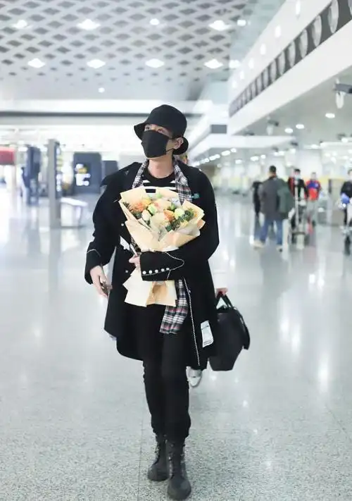 张若昀瘦成小鲜肉全黑穿搭看着挺有型腿看着比女生还细