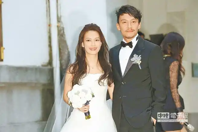 张震(右)18日在台北举行婚宴,图为张震携妻子庄雯如一同亮相媒体.