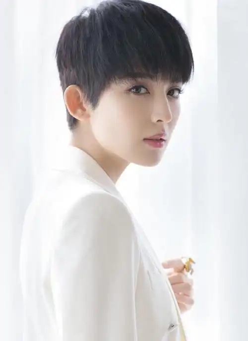 古力娜扎的男士发型要火了,利落短发搭配白色西装,怎么看都美