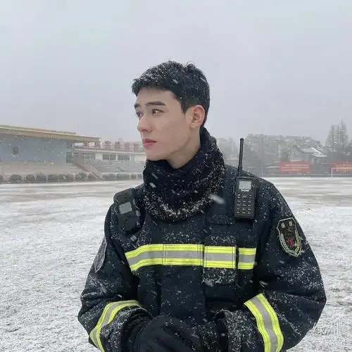 易烊千玺"亲哥哥"微博晒私人照爆火,1800男粉丝在线