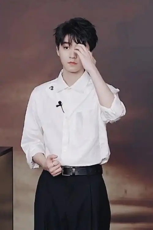 王俊凯白衬衫墨镜造型