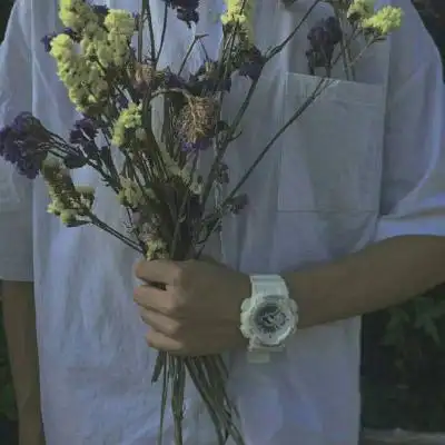 手里捧着花拿花的男生头像