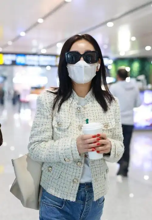 秦海璐结束花少录制后抵达北京机场小香风外套搭牛仔裤优雅温柔